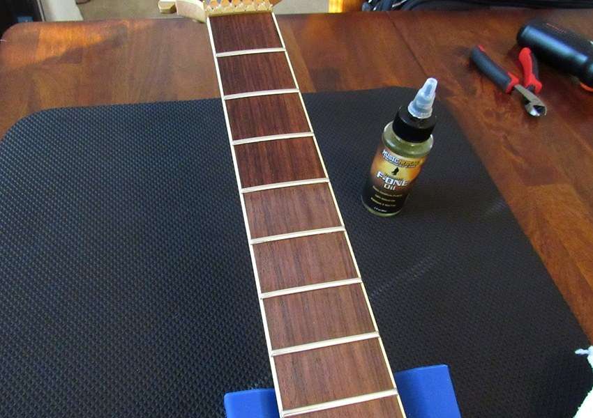 how to clean guitar fretboard